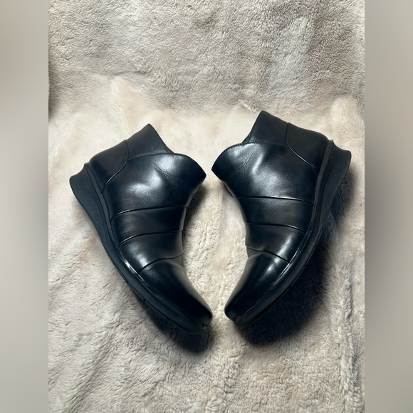 Clarks Women
boot Size 9 - Picture 4 of 6